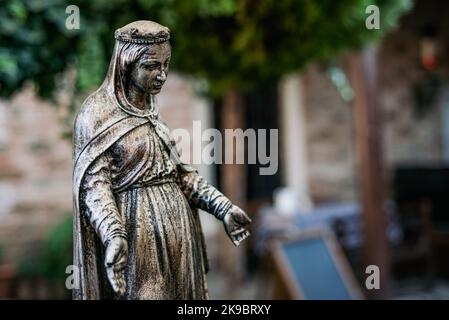 La statue de la Vierge Marie en face d'une église Saint-Jean-Baptiste dans le village de Sirince. Banque D'Images