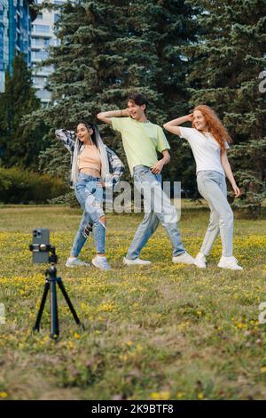 De jeunes adolescents créant leur vidéo de danse par appareil photo de smartphone pour partager la vidéo sur les médias sociaux. Concept de partage de médias sociaux, réalisation de courtes vidéos Banque D'Images