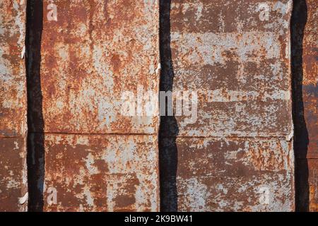 Toit en métal grundy avec peinture écaillée grise, texture de fond abstraite Banque D'Images