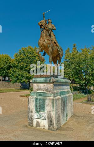 Statue de Jeanne d'Arc à cheval située sur le terrain de l'Hôtel de ville de Blois à Blois, Loir-et-cher, France. Banque D'Images