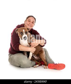 american staffordshire terrier et femme devant un fond blanc Banque D'Images