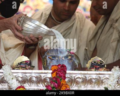 Vrindavan, Inde. 26th octobre 2022. Les fidèles du temple ISKCON proposent des prières le jour propice de Goverdhan Puja, le lendemain du festival Diwali à Vrindavan sur 26 octobre 2022.Govardhan Puja est l'un des plus grands festivals du mois de Kartik, observé sur Shukla Paksha Pratipad, Est célébré avec une grande jubilation dans Shri Krishna Balaram mandir à Shridham Vrindavan. Ce jour-là, les UtSAV Vigraha de Krishna Balaram sont emmenés à Goshala où les vaches sont adorées avec respect. (Photo de Shashi Sharma/Pacific Press/Sipa USA) crédit: SIPA USA/Alay Live News Banque D'Images