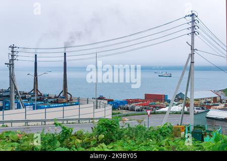 Yuzhno-Kurilsk, Russie - 01 août 2022 : centrale diesel avec cheminées de fumée sur l'île Banque D'Images