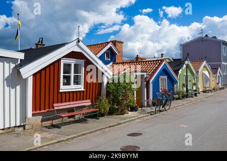 Maisons en bois colorées à Bjorkholmen, le plus ancien quartier de Karlskrona, en Suède Banque D'Images