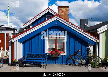 Maisons en bois colorées à Bjorkholmen, le plus ancien quartier de Karlskrona, en Suède Banque D'Images