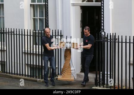 Londres, Royaume-Uni. 25th octobre 2022. Les membres du personnel de Downing Street font part de la lecterne du Premier ministre britannique sortant Liz Truss pour faire sa dernière déclaration à Downing Street devant les médias nationaux et internationaux. Le nouveau Premier ministre britannique à venir, Rishi Sunak, fera une déclaration après avoir rencontré Kings Charles au Palais de Buckingham. Rishi Sunak est le premier Premier ministre non blanc et le plus jeune. (Photo par Steve Taylor/SOPA Images/Sipa USA) crédit: SIPA USA/Alay Live News Banque D'Images