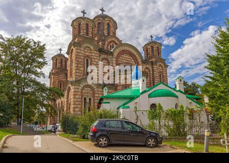 Belgrade, Serbie - 01 octobre 2022 : Église serbe de Saint-Marc et Église orthodoxe russe réunies au parc de Tasmajdan, dans la capitale de l'automne. Banque D'Images