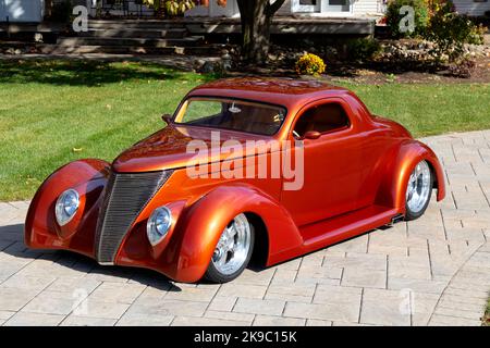 Coupé Ford OZE 1937 sur chaussée. Banque D'Images