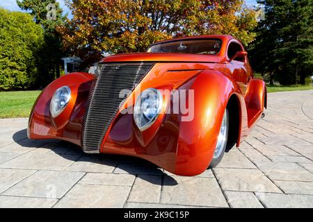 Coupé Ford OZE 1937 sur chaussée. Banque D'Images