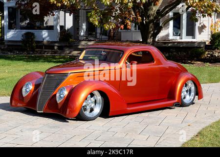 Coupé Ford OZE 1937 sur chaussée. Banque D'Images