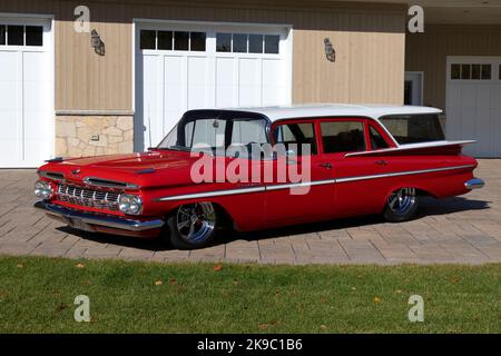 Parkwood 1959 de Chevrolet sur chaussée. Banque D'Images