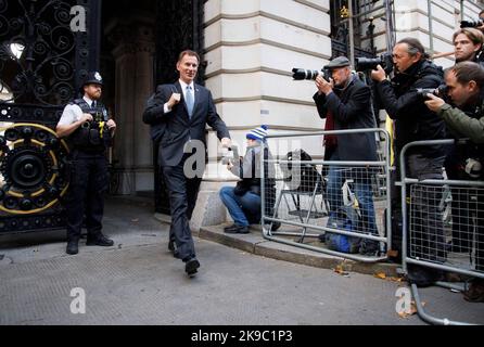 Jeremy Hunt, Chancelier de l'Echiquier, à Downing Street pour une réunion du Cabinet. Banque D'Images