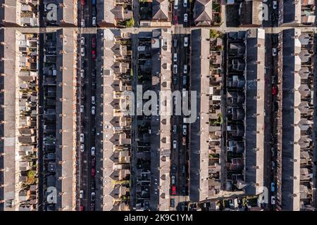 Vue aérienne directement au-dessus des vieilles maisons mitoyennes sur les rues arrière dans la banlieue d'une grande ville du Royaume-Uni dans une vue de style carte Banque D'Images