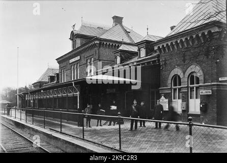 Station avec toit au-dessus des escaliers. Banque D'Images