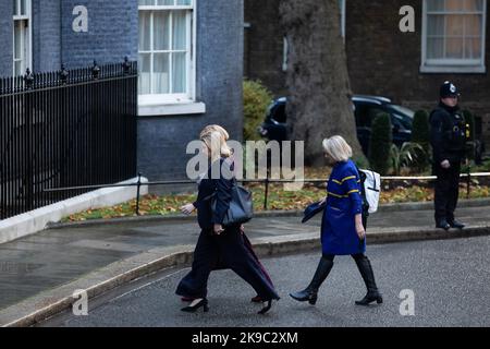 Londres, Royaume-Uni. 25th octobre 2022. Penny Mordtante, leader de la Chambre des communes, Wendy Morton (cachée), whip en chef, et Vicky Ford, ministre du développement, Arrivez au 10 Downing Street pour la dernière réunion du Cabinet du gouvernement de Liz Truss peu de temps avant que Rishi Sunak soit nommé Premier ministre. Rishi Sunak sera nommé Premier ministre par le roi Charles III après avoir remporté le concours de leadership conservateur en tant que seul candidat ayant obtenu les 100 nominations requises. Crédit : Mark Kerrison/Alamy Live News Banque D'Images