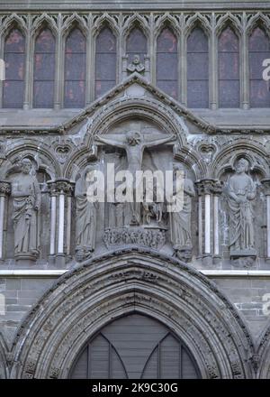 GRUPO DE LA CRUCIFIXION EN LA FACHADA OESTE - CATEDRAL GOTICA RESTAURADA EN EL S XX - FOTO AÑOS 00. Auteur: RASMUSSEN WILHELM. EMPLACEMENT: CATEDRAL DE NIDAROS. TRONDHEIM. JÉSUS. SAINT PAUL L'APÔTRE. L'APÔTRE PIERRE. LA VIERGE MARIE. SAN PABLO DE TARSO. SAN JUAN EVANGELISTA Y APOSTOL. SAN PABLO DE TARSO. SAN PABLO-SAULO DE TARSO. Banque D'Images