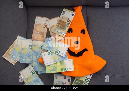 Billets en euros et chapeau d'Halloween Banque D'Images