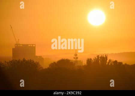 Lever de soleil automnal au-dessus de la Tamise dans l'est de Londres Banque D'Images