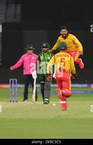 Stade de Perth, Perth, Austraila. 27th octobre 2022. T20 international cricket Pakistan contre Zimbabwe; Sikandar Raza du Zimbabwe fête avec Regis Chakabva après qu'il ait laissé tomber Shan Masood du Pakistan crédit: Action plus Sports/Alamy Live News Banque D'Images