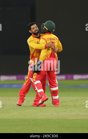 Stade de Perth, Perth, Austraila. 27th octobre 2022. T20 international cricket Pakistan contre Zimbabwe; Sikandar Raza du Zimbabwe fête avec Regis Chakabva après qu'il ait laissé tomber Shan Masood du Pakistan crédit: Action plus Sports/Alamy Live News Banque D'Images