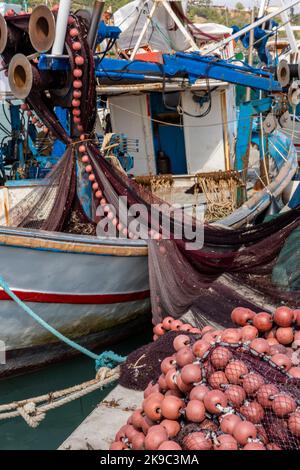 vieux bateaux de pêche grecs dans le port à la ville de zante à zakynthos, bateaux de pêche dans le port avec des filets suspendus à sécher et être réparés. Banque D'Images