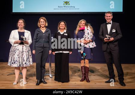 27 octobre 2022, Bade-Wurtemberg, Stuttgart: Petra Olschowski (2nd de gauche, Bündnis 90/Die Grünen), Ministre de la Science, de la recherche et des Arts de l'Etat de Bade-Württemberg, se tient sur la scène de la Liederhalle avec les lauréats du Prix de la recherche d'Etat et du Prix de la Science courageuse. Les lauréats du Prix national de la recherche sont le physicien Anke-Susanne Müller (l) de l'Institut de technologie de Karlsruhe (KIT) et Stefan Pfister (r) du Children's Tumor Centre Heidelberg (Kitz). Le prix de la science courageuse est partagé par l'archéologue Sireen El Zaatari (3rd f Banque D'Images