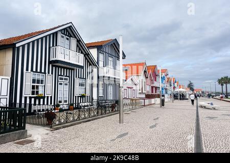 Vue sur la rue avec des maisons à rayures colorées typiques appelées Palheiros. Costa Nova do Prado est une station balnéaire située sur la côte atlantique à proximité Banque D'Images