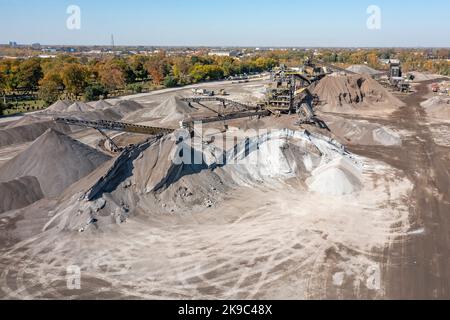 Detroit, Michigan - l'usine de granulats Edward C. Levy dans le sud-ouest de Detroit. Les agrégats, y compris le sable, le gravier, les scories et le béton recyclé, sont utilisés Banque D'Images