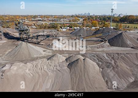 Detroit, Michigan - l'usine de granulats Edward C. Levy dans le sud-ouest de Detroit. Les agrégats, y compris le sable, le gravier, les scories et le béton recyclé, sont utilisés Banque D'Images