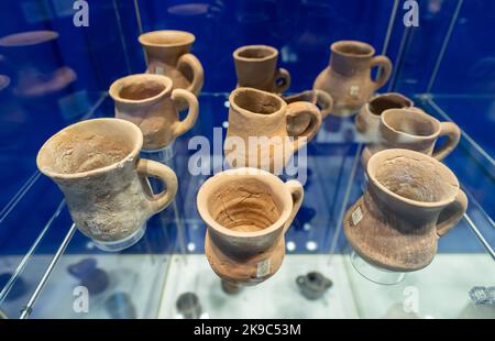 27 octobre 2022, Bade-Wurtemberg, Tübingen: Des béchers de l'âge de bronze sont exposés lors d'un point de presse sur l'exposition anniversaire "Troia, Schliemann et Tübingen". Dans l'exposition, le Musée de l'Université de Tübingen présente des découvertes inédites des fouilles de l'archéologue allemand Schliemann. Photo: Silas Stein/dpa Credit: dpa Picture Alliance/Alay Live News Banque D'Images