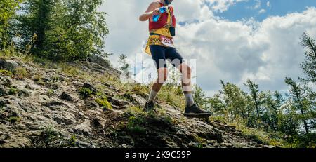 course de course à pied d'athlète en montagne Banque D'Images