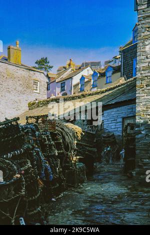 Port Issac allée au large du port montrant les pots de homard souvent trouvés dans les années 1980 Banque D'Images