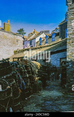 Port Issac, Cornwall - vieilles maisons et pots de homard photographiés en 1986, alors qu'il s'agissait d'un village de pêcheurs actif. Banque D'Images