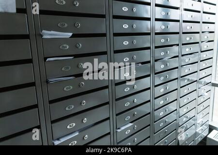 Boîtes aux lettres métalliques beaucoup. Boîtes postales en métal résidentielles avec numéros d'appartement dans un bâtiment multifamilial moderne. Banque D'Images