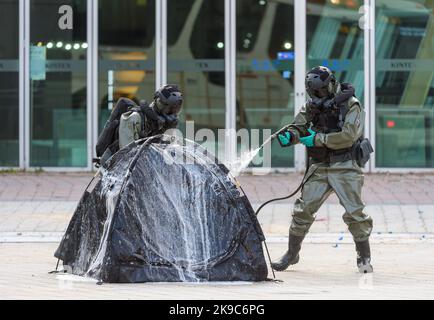 Goyang, Corée du Sud. 27th octobre 2022. Les membres de l'équipe anti-terroriste chimique de l'armée sud-coréenne participent à une formation nationale complète contre le terrorisme. L'exercice s'inscrit dans le contexte des préoccupations internationales concernant le terrorisme, les catastrophes naturelles et les préoccupations concernant la Corée du Nord.plusieurs organismes gouvernementaux, dont le département de police du pays, la garde côtière, le ministère de la défense, le service des incendies et l'agence de renseignement, ont participé à l'exercice. Crédit : SOPA Images Limited/Alamy Live News Banque D'Images