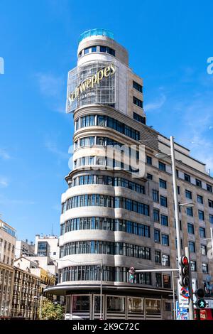 Madrid, Espagne - 17 septembre 2022 : Bâtiment de la carrion sur la place Callao. Vue en angle bas contre le ciel bleu Banque D'Images
