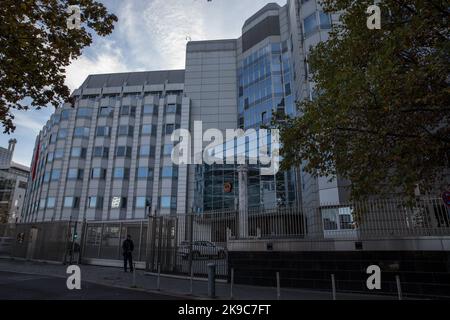 Ambassade de Chine à Berlin sur 27 octobre 2022. Plusieurs médias européens et ONG ont signalé que la République populaire de Chine exploite ses services de police à l'étranger dans le cadre de "centres de service". Le gouvernement chinois est accusé de diriger un réseau mondial de dizaines de postes de police illégaux à l'étranger. Selon un rapport de l'organisation de défense des droits de l'homme Safeguard Defenders, un soi-disant bureau de service outre-mer existe également en Allemagne. Entre-temps, des enquêtes ont été lancées en Espagne et aux pays-Bas. Selon le rapport, nous sommes les postes de police déguisés en bureaux de citoyens Banque D'Images