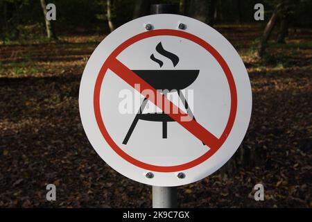 Panneau 'barbecue interdit' sur un barbecue dans la forêt Banque D'Images