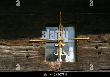 Hobita, Comté de Gorj, Roumanie, 2000. Vue extérieure de l'église en bois du 18th siècle, monument historique. Gros plan d'une très petite fenêtre avec barres métalliques. Banque D'Images