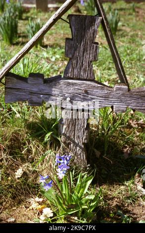 Hobita, Comté de Gorj, Roumanie, 2000. Ancienne croix en bois sculptée dans le cimetière de l'église chrétienne orthodoxe en bois du 18th siècle. Banque D'Images