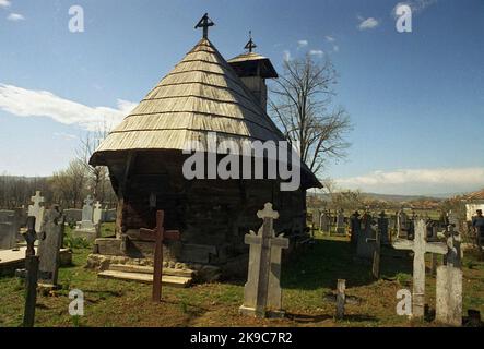 Hobita, Comté de Gorj, Roumanie, 2000. Vue extérieure de l'église chrétienne orthodoxe en bois du 18th siècle, monument historique. Banque D'Images