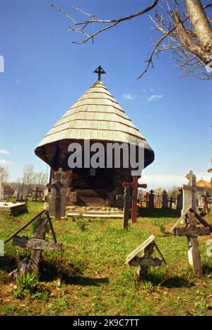 Hobita, Comté de Gorj, Roumanie, 2000. Vue extérieure de l'église en bois du 18th siècle, monument historique. Banque D'Images