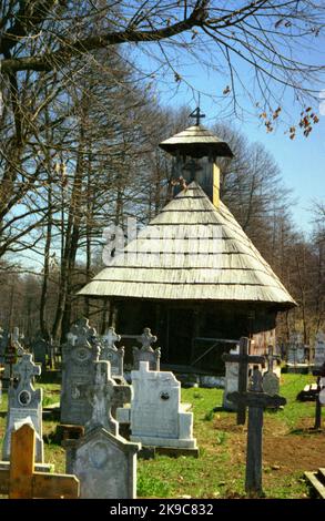 Hobita, Comté de Gorj, Roumanie, 2000. Vue extérieure de l'église chrétienne orthodoxe en bois du 18th siècle, monument historique. Banque D'Images