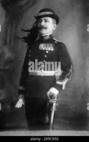 Un portrait studio d'un major de troupes de montagne. Photo d'époque en noir et blanc de la première moitié du 19th siècle dans le comté de Gorj, en Roumanie. Banque D'Images