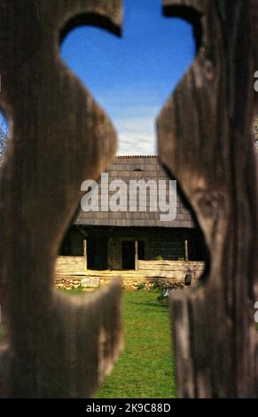 Hobita, Comté de Gorj, Roumanie, 2001. La maison commémorative du sculpteur Constantin Brâncuși. La maison en bois du 19th siècle est un monument historique. Banque D'Images