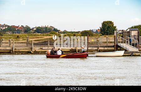 Les gens sont rasés à travers la rivière Blyth dans un traversier, Southwold suffolk 2022 Banque D'Images