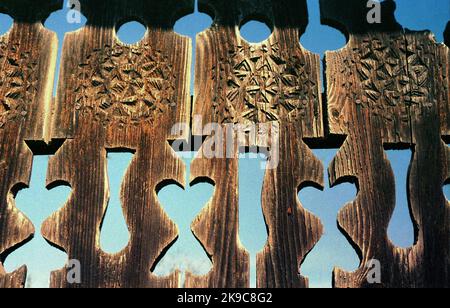 Hobita, Comté de Gorj, Roumanie, 2001. La maison commémorative du sculpteur Constantin Brâncuși. Détails de la porte en bois sculpté, décorée de motifs traditionnels. Banque D'Images