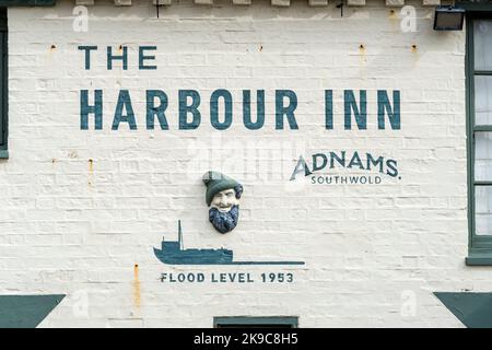 The Harbour Inn montrant 1953 Flood level, Southwold Riverside hostelry, rivière Blyth Southwold suffolk 2022 Banque D'Images