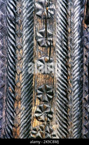 Hobita, Comté de Gorj, Roumanie, 2001. La maison commémorative du sculpteur Constantin Brâncuși. Détails de la porte en bois sculpté, décorée de motifs traditionnels. Banque D'Images