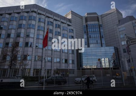 Berlin, Allemagne. 27th octobre 2022. Ambassade de Chine à Berlin sur 27 octobre 2022. Plusieurs médias européens et ONG ont signalé que la République populaire de Chine exploite ses services de police à l'étranger dans le cadre de "centres de service". Le gouvernement chinois est accusé de diriger un réseau mondial de dizaines de postes de police illégaux à l'étranger. Selon un rapport de l'organisation de défense des droits de l'homme Safeguard Defenders, un soi-disant bureau de service outre-mer existe également en Allemagne. Entre-temps, des enquêtes ont été lancées en Espagne et aux pays-Bas. Selon le rapport, les postes de police Cr Banque D'Images